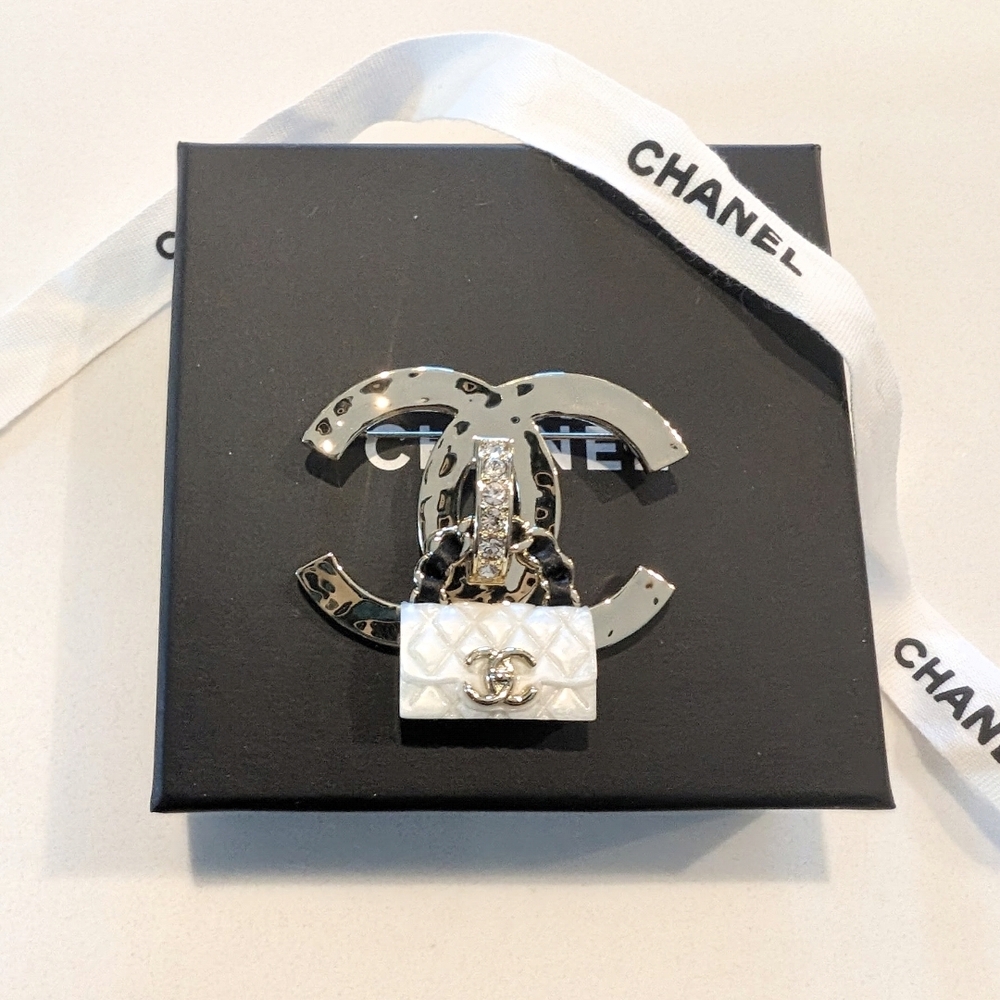 🤍CHANEL Light Gold & White Purse Brooch with Lambskin Leather &Crystal-like New